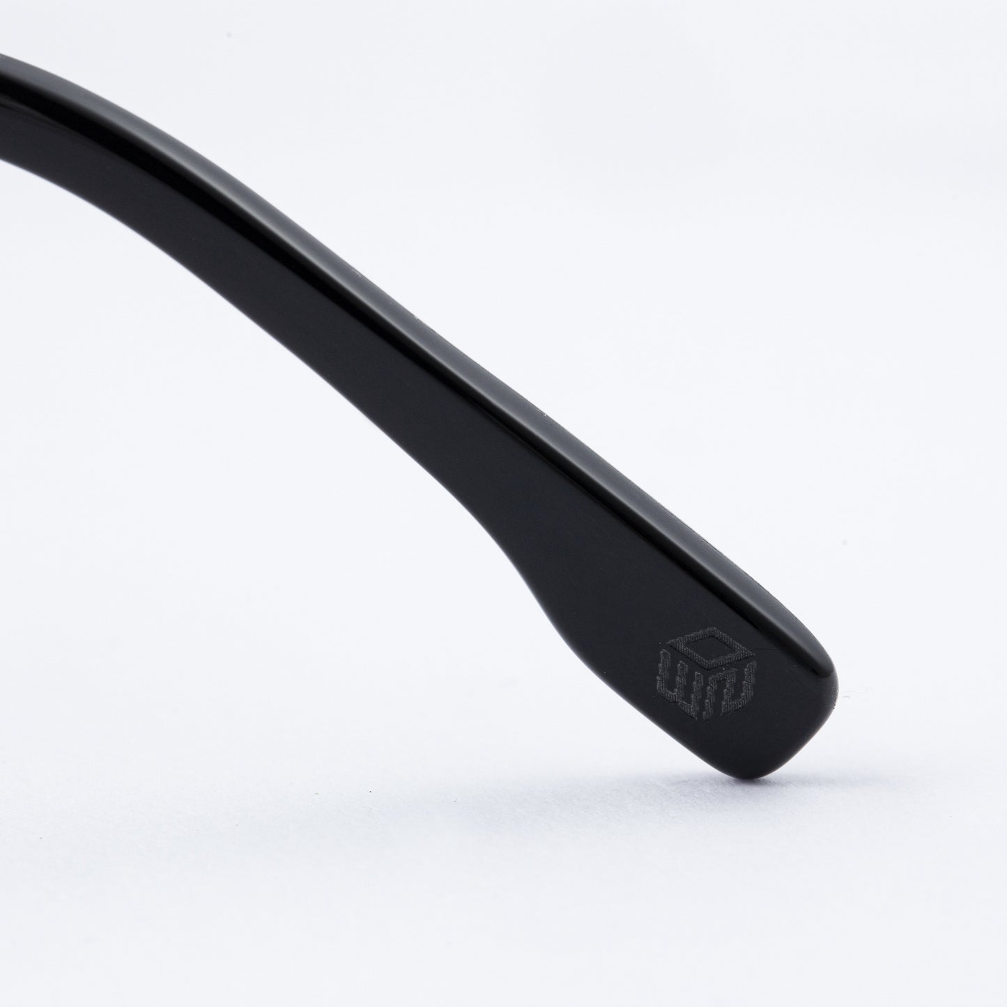 #04 BLACK/CLEAR