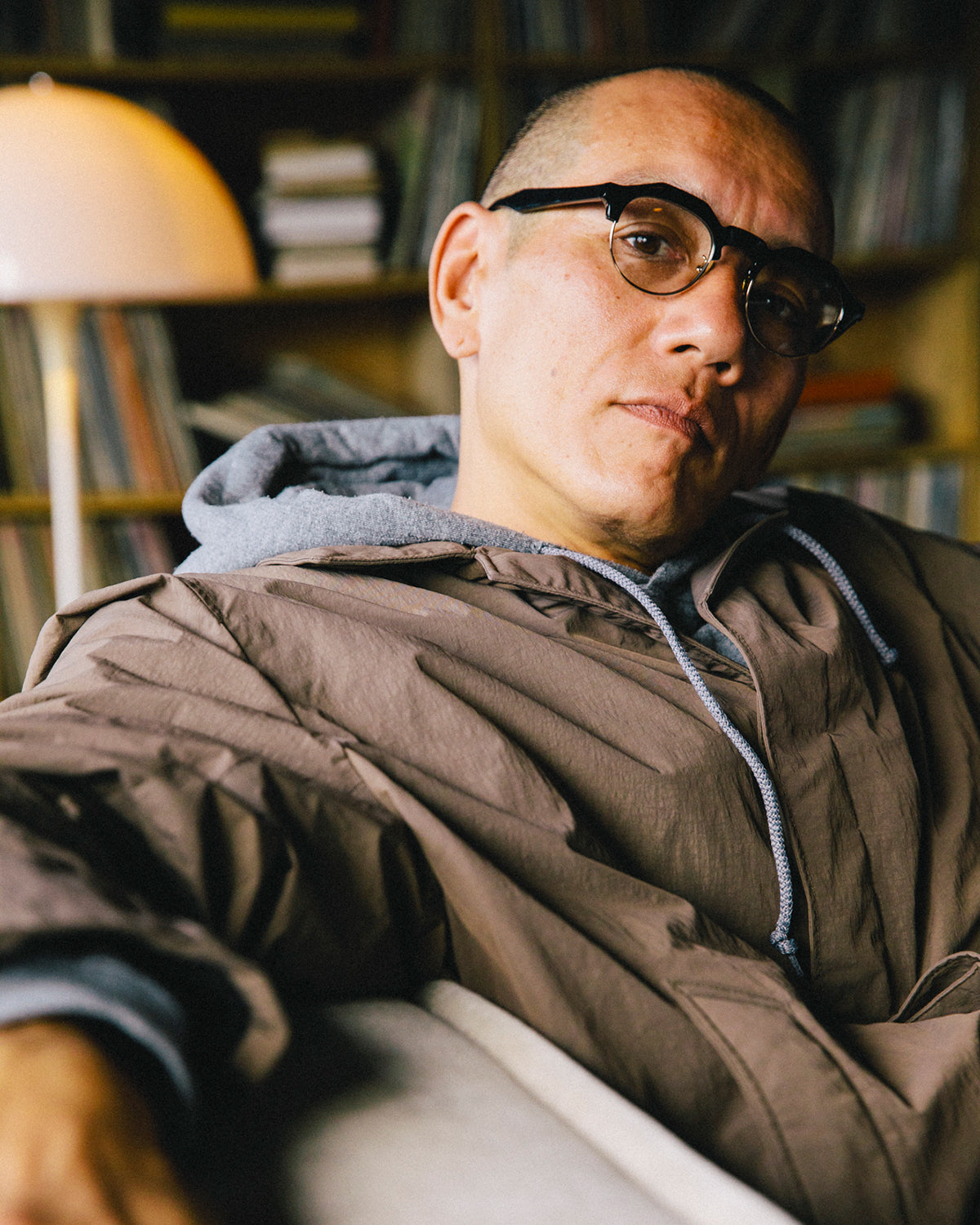 #18　BLACK / CLEAR to GREY (調光)